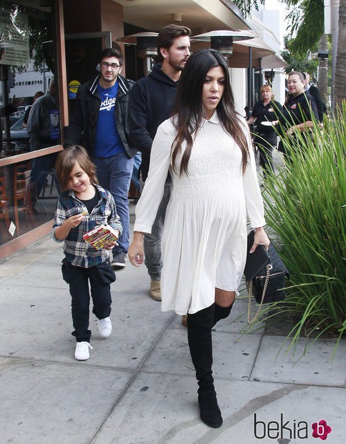 Kourtney Kardashian disfruta de un almuerzo familiar en Beverly Hills