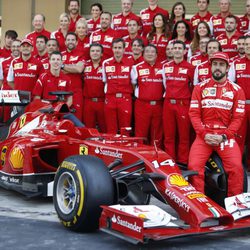 Fernando Alonso con su equipo en el Gran Premio de Abu Dabi