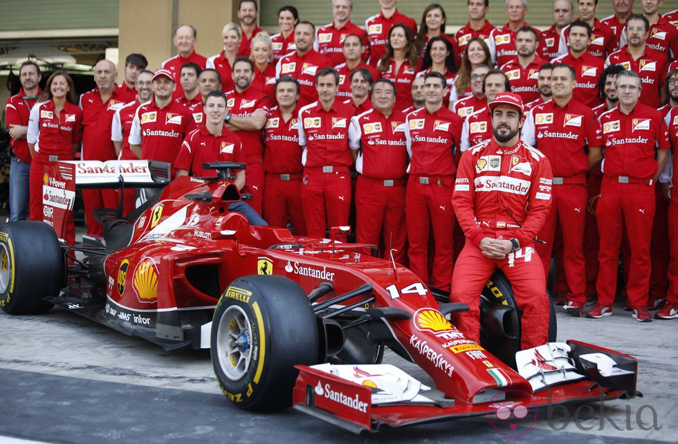 Fernando Alonso con su equipo en el Gran Premio de Abu Dabi