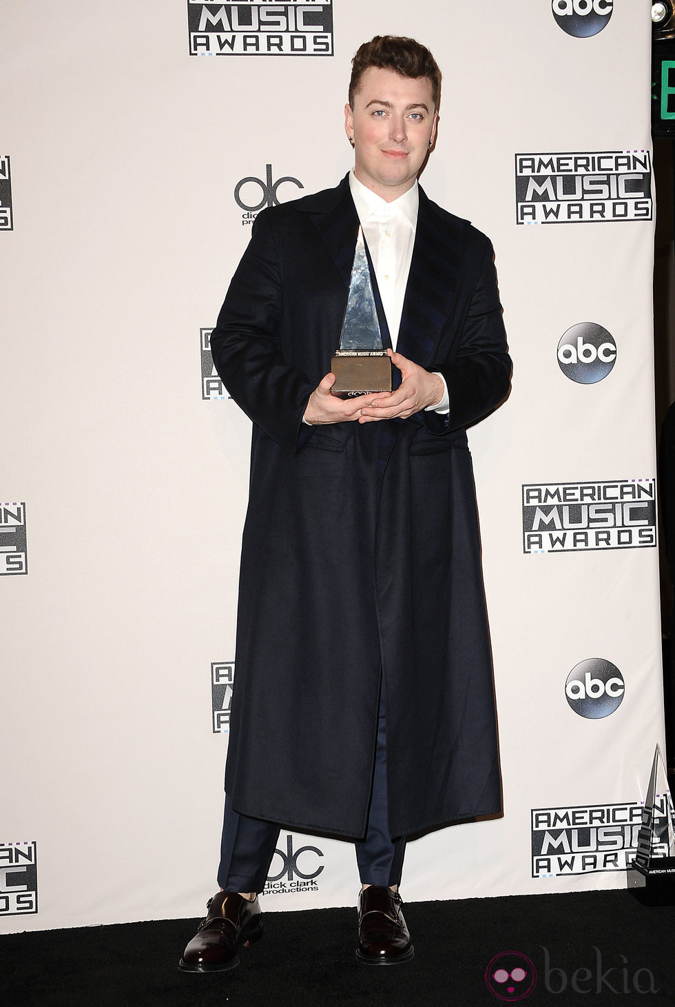 Sam Smith con su galardón de los American Music Awards 2014