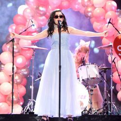 Charli XCX durante su actuación en los American Music Awards 2014