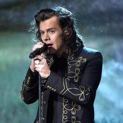 Harry Styles durante la actuación de One Direction en los American Music Awards 2014