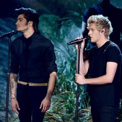 Zayn Malik y Niall Horan durante la actuación de One Direction en los American Music Awards 2014