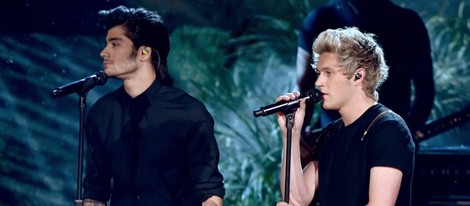 Zayn Malik y Niall Horan durante la actuación de One Direction en los American Music Awards 2014