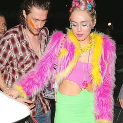 Miley Cyrus y su novio Patrick Schwarzenegger en la fiesta cumpleaños de Miley