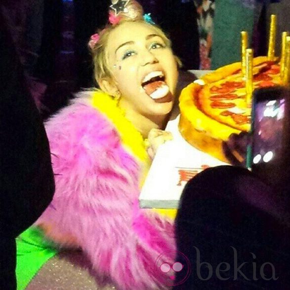 Miley Cyrus en su fiesta de 22 cumpleaños con una pizza