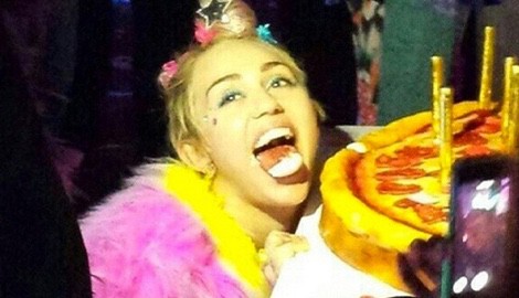 Miley Cyrus en su fiesta de 22 cumpleaños con una pizza