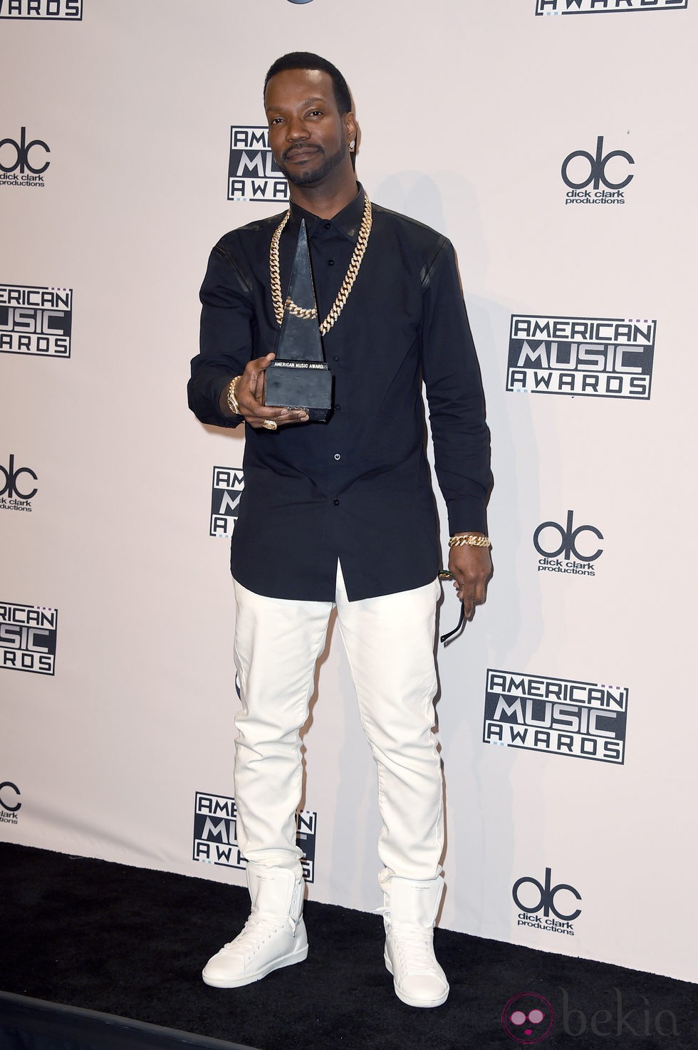 Juicy J con su galardón de los American Music Awards 2014