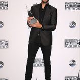Luke Bryan con su galardón de los American Music Awards 2014