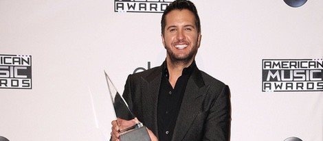 Luke Bryan con su galardón de los American Music Awards 2014