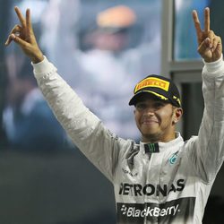 Lewis Hamilton celebrando su victoria en el GP de Abu Dhabi 2014