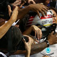 Nicole Scherzinger abrazando a Lewis Hamilton tras el GP de Abu Dhabi 2014