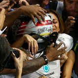 Nicole Scherzinger abrazando a Lewis Hamilton tras el GP de Abu Dhabi 2014
