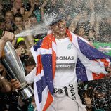 Lewis Hamilton bañado en champán tras ganar el Mundial de Fórmula Uno 2014