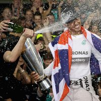 Lewis Hamilton bañado en champán tras ganar el Mundial de Fórmula Uno 2014