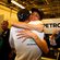 Nicole Scherzinger abraza a Lewis Hamilton tras el GP de Abu Dhabi 2014