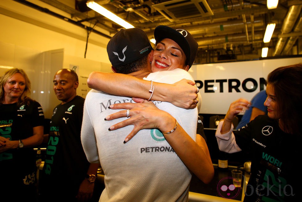 Nicole Scherzinger abraza a Lewis Hamilton tras el GP de Abu Dhabi 2014