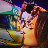 Nicole Scherzinger besando el caso de Lewis Hamilton tras el GP de Abu Dhabi 2014