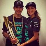 Lewis Hamilton y Nicole Scherzinger con el título del Mundial de Fórmula Uno 2014