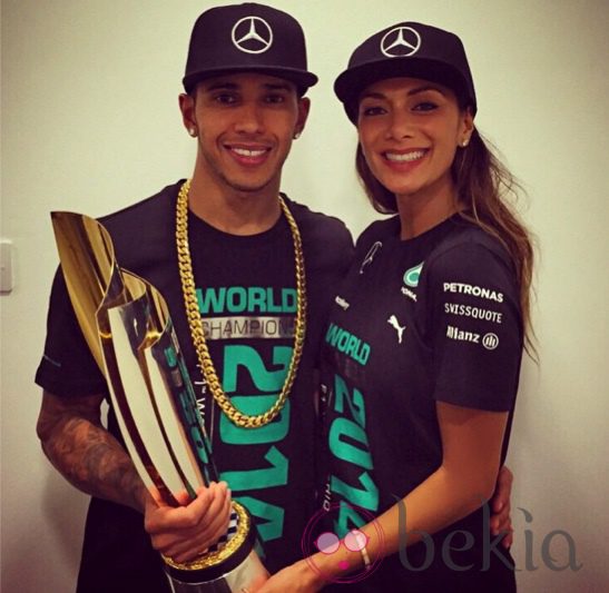 Lewis Hamilton y Nicole Scherzinger con el título del Mundial de Fórmula Uno 2014