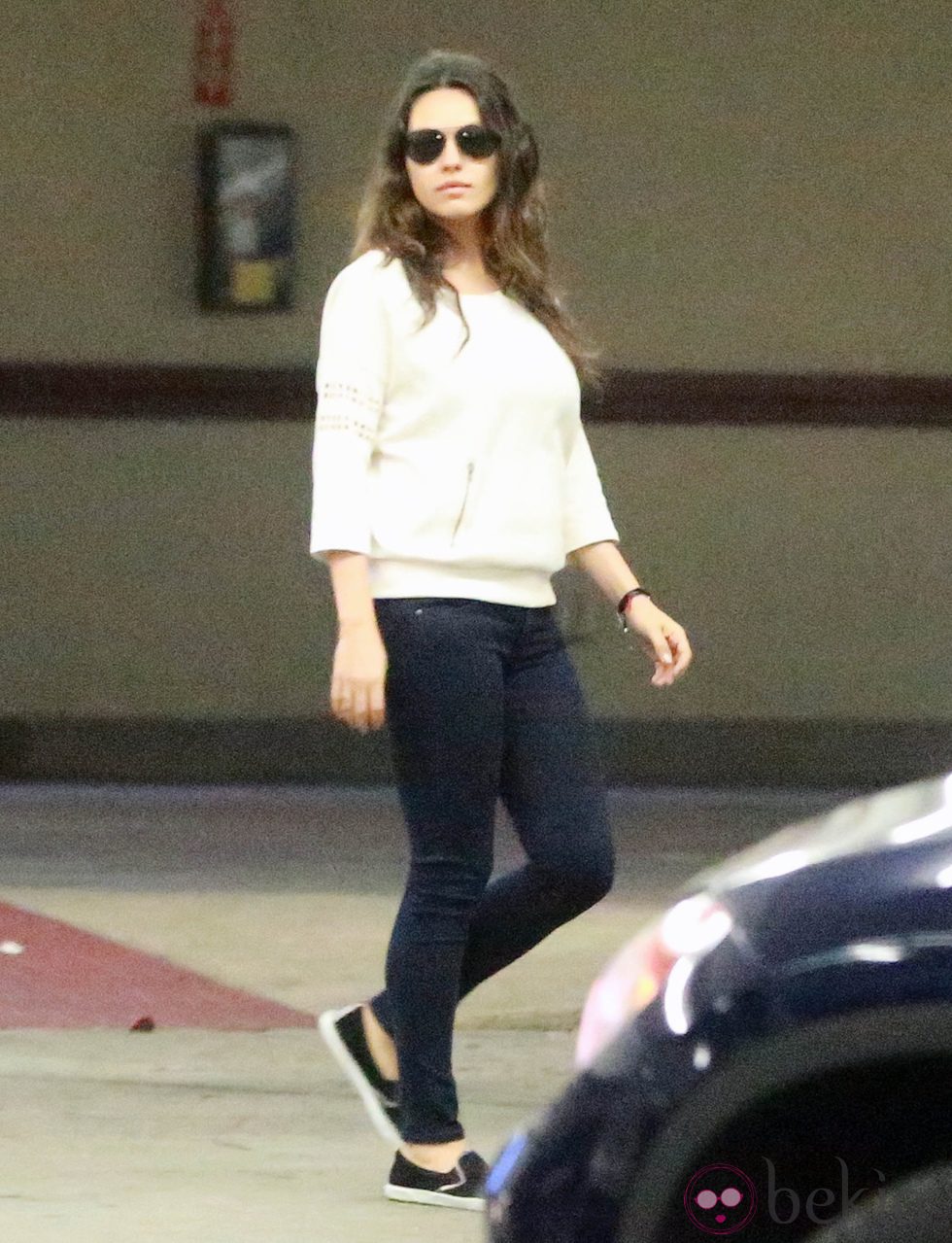 Mila Kunis de compras tras su reciente maternidad