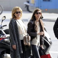 Mila Ximénez con su hija Alba en Madrid