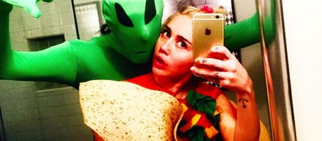 Miley Cyrus se disfraza de taco junto a un amigo