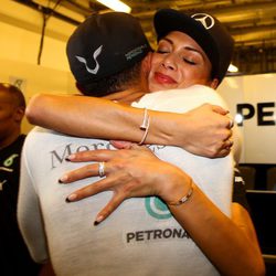 Lewis Hamilton y Nicole Scherzinger abrazándose