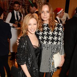 Stella McCartney con Kylie Minogue en el encendido de las luces de Navidad de su tienda de Londres