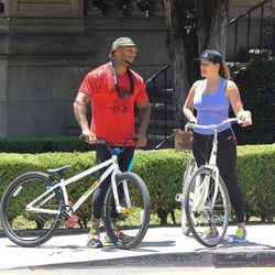 Kelly Brook y David McIntosh montando en bici por Los Angeles