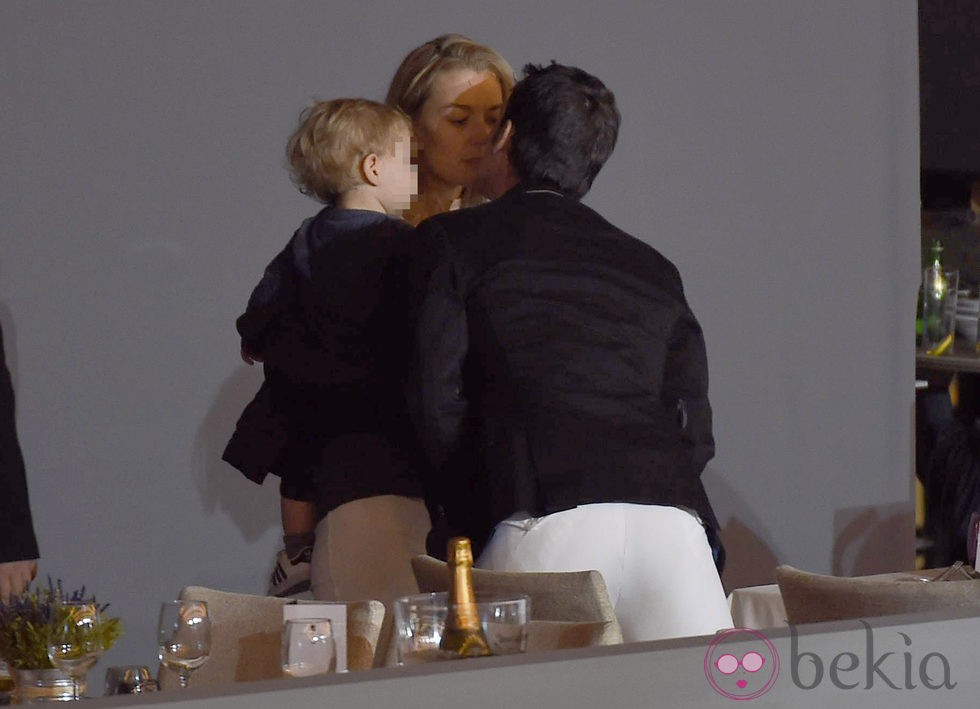 Marta Ortega y Sergio Álvarez se besan junto a su hijo Amancio en la Madrid Horse Week 2014