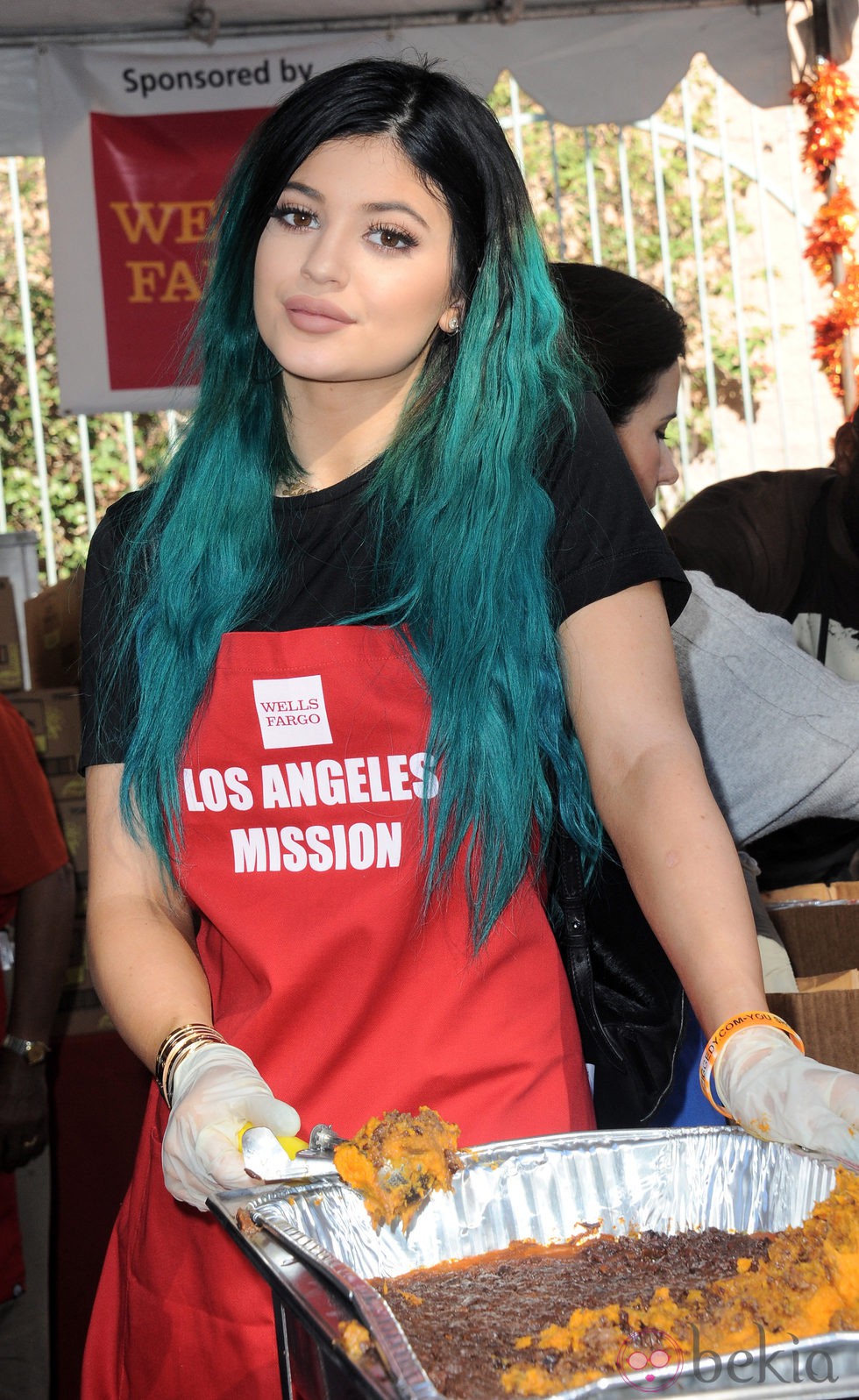 Kylie Jenner participa en una comida benéfica de Acción de Gracias