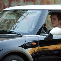 Elijah Wood conduce su Mini Cooper en Beverly Hills