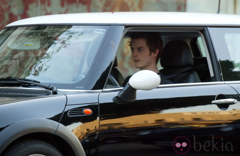 Elijah Wood conduce su Mini Cooper en Beverly Hills
