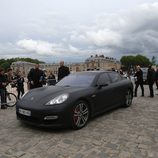Kanye West y Kim Kardashian llegan en su  Porsche Panamera al palacio de Versalles