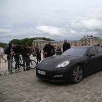Kanye West y Kim Kardashian llegan en su  Porsche Panamera al palacio de Versalles