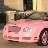 Paris Hilton conduce su Bentley Continental GT rosa en Los Angeles