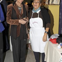 La Reina Sofía con una voluntaria del Rastrillo 2014