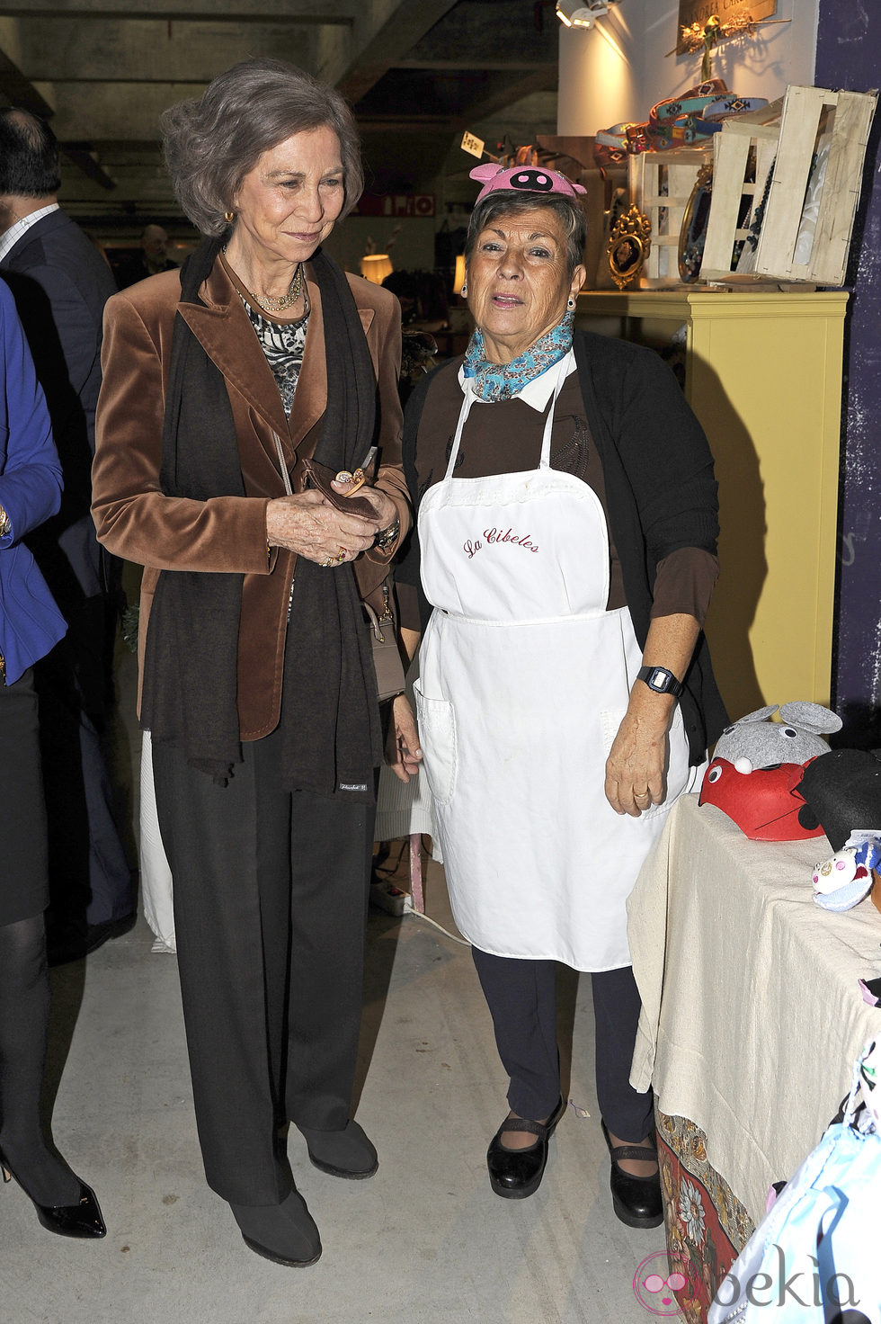 La Reina Sofía con una voluntaria del Rastrillo 2014