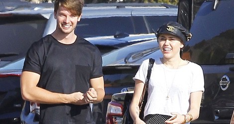 Miley Cyrus y Patrick Schwarzenegger pasean en Malibú, California