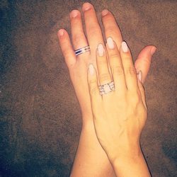 Snooki muestra sus anillos de boda