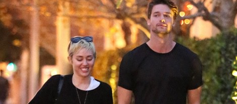 Miley Cyrus y Patrick Schwarzenegger llegan juntos al restaurante Nobu de Malibú
