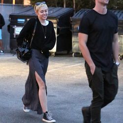 Miley Cyrus y Patrick Schwarzenegger llegan al restaurante Nobu de Malibú