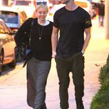 Miley Cyrus y Patrick Schwarzenegger pasean en Malibú, cerca de Los Ángeles