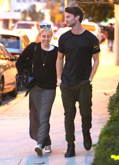Miley Cyrus y Patrick Schwarzenegger pasean en Malibú, cerca de Los Ángeles