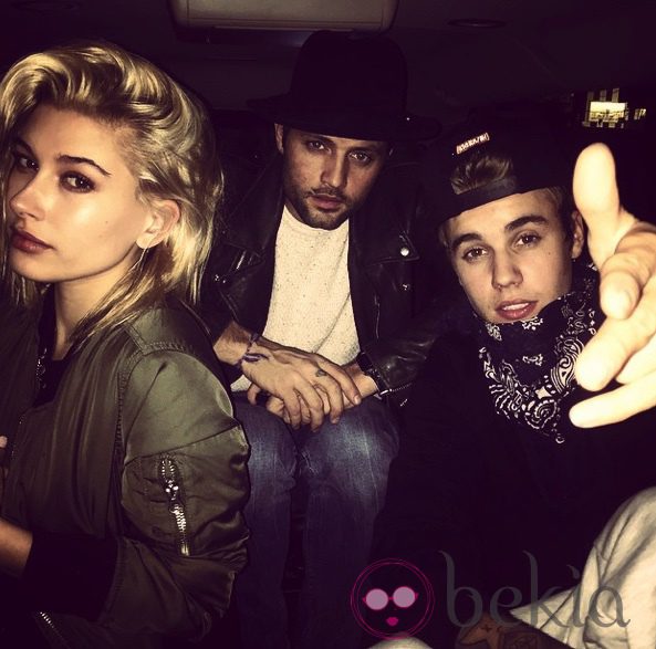 Justin Bieber y Hailey Baldwin en un coche