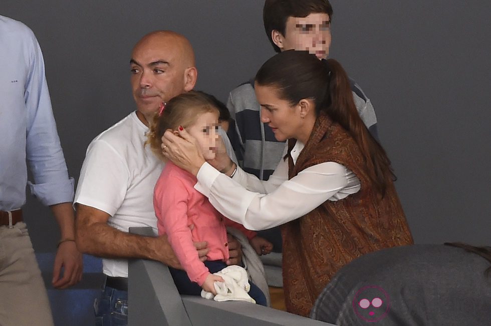 Samantha Vallejo-Nágera con Kike Sarasola y su hija Aitana en la Madrid Horse Week 2014