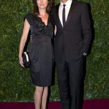 Mark Strong y Liza Marshall en los Evening Standard Theatre Awards 2014