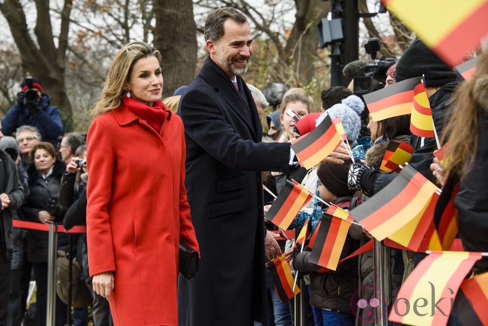 Los Reyes Felipe y Letizia saludan a los ciudadanos en su primer viaje oficial a Alemania como Reyes
