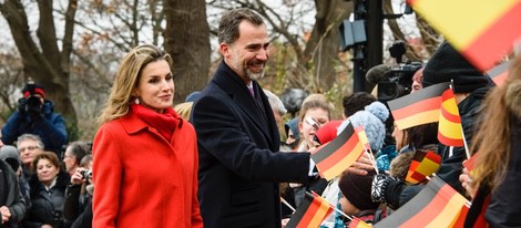 Los Reyes Felipe y Letizia saludan a los ciudadanos en su primer viaje oficial a Alemania como Reyes